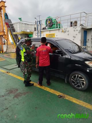 Babinsa Koramil 01 Bengkalis bersama Dinas Perhubungan Sosialisasi PSBB