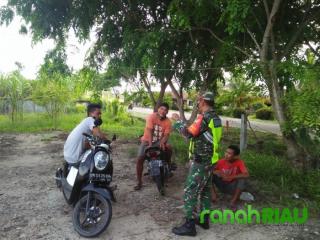 Babinsa Koramil 01 Bengkalis Laksanakan Komsos di Desa