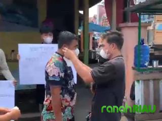 Peduli Dampak Asap Karhutla, Komunitas Ughang Mudiak Panjago Naghoghi Bagi-bagi Masker Gratis