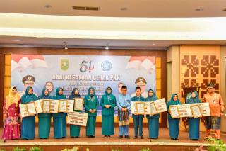 BRK Syariah Berikan Sagu Hati Pengurus PKK Penerima Penghargaan Adhi Bhakti Utama dan Madya