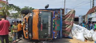 Trafigh Light Simpang Garoga Duri Padam, Truk Angkutan Terjungkal