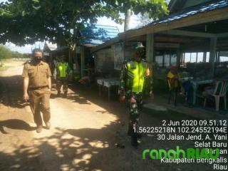 Babinsa Koramil 01 Bengkalis dan Tim Gabungan Menerapkan Disiplin di Pantai Selatbaru