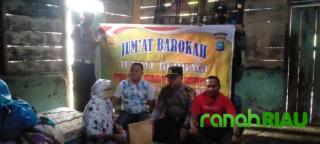 Jumat Barokah, Kapolsek Kuantan Mudik Beri Bantuan Sembako Untuk Warga Lansia