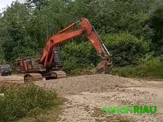 Cepat Tanggap Radiansyah Memperbaiki Jalan yang Ambrol Diapresiasi Masyarakat Gunung Toar