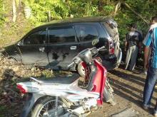 Akibat Pecah Ban, Minibus Ini Tabrak Sepeda Motor, Tidak Ada Korban Jiwa