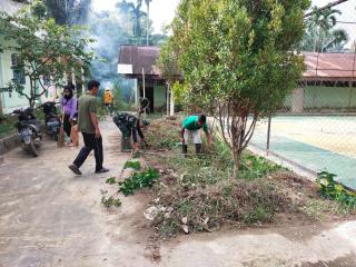 Tanggap Bencana, Anggota Koramil 08/KM Kodim 0302/Inhu Laksanakan Program Karya Bakti