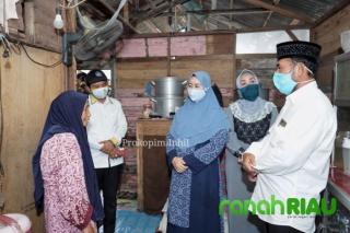 Ketua Muslimat NU Pengurus Cabang Inhil Jenguk Kondisi Rumah Ibu Nisda