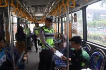Keliling Kota, Polantas Sosialisasikan Tertib Berlalu Lintas Kepada Penumpang Bus Transmetro