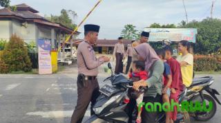 Ngabuburit Asyik! Warga Ucapkan Terima Kasih Kepada Polsek Kuantan Mudik