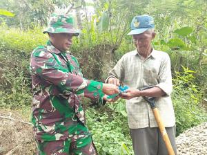 Hangatnya Sertu Yanto Saat Bagikan Permen Pada Warga