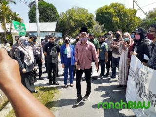 Kecewa WNA di Vonis Bebas, Mahasiswa Hipematan Tolak dan Berorasi Didepan Kantor PN Bengkalis