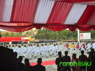 Upacara Penurunan Sang Saka Merah Putih di Kantor Gubenur Riau 2025, Tampilkan Formasi Jalur