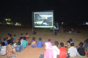 Ciptakan Kebersamaan, Anggota Satgas TMMD dan Warga Nonton Bareng