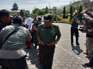 Tim Wasev Sterad Asik bermain Ular Naga bersama murid SDN 1 Kalikondang.