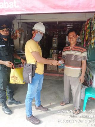 Cegah Penyebaran COVID-19, PT PCR Duri Bagikan Ratusan Masker ke Masyarakat