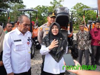 Bupati Siak Salurkan Alsintan Rp8,7 Miliar ke 20 Poktan