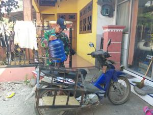  Cukupi Kebutuhan Logistik TMMD, Serda Mursidi Angkut Galon Air