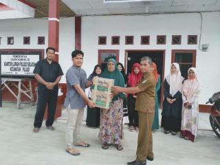 Komunitas Literasi Serahkan Bantuan Secara Simbolis