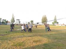 Berat, Tiang Bendera Upacara Pembukaan TMMD Harus Di Tarik Banyak Orang