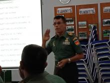  Lahapnya Satgas TMMD Makan Siang