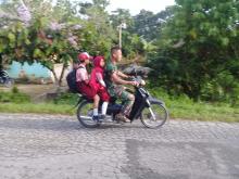 Bukan Tukang Ojek, Tapi Sahabat Bagi Anak