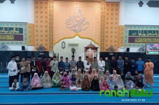 Malam 23 Ramadhan, Masjid Al-Mubarak Desa Senggoro Berikan Santunan 49 Anak Yatim