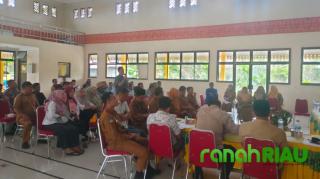 Kepergok Bersama Wanita Muda di Mobil Saat Jam Dinas, Oknum Sekcam Dinonaktifkan