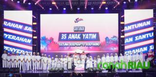 HUT ke-35 JNE Diwarnai Haru: Direksi Serahkan Santunan untuk Anak Yatim di Basket Hall GBK