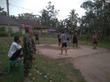 Jadi Wasit Volly Bersama Masyarakat Di Desa Pulau Madinah