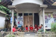 Saat Beristirahat Satgas TMMD Ke 104 Kodim 0824/Jember Bercengkrama Dengan Keluarga Asuh