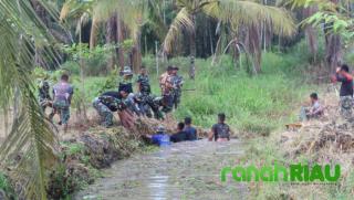 Personel Satgas TMMD ke 116 Kodim Inhil dan Masyarakat Bersihkan Parit