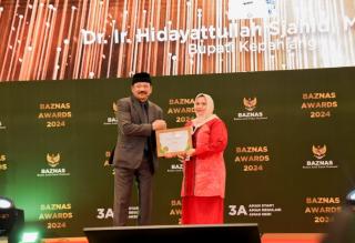 Peduli Zakat, Bupati Bengkalis Terima Penghargaan Baznas Award