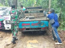  TNI Bantu Dorong Kendaraan Distribusian Material Rabah