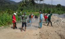 Serka Fransko Pimpin Warga Desa Kapiroe Buat Bronjong