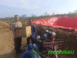Musim Kemarau, Polsek Singingi Hilir Serahkan Bantuan Mesin Penyiram Tanaman Kepada Kelompok Tani 