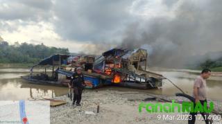 Tak Sempat Kabur, Dua Unit Rakit PETI Hangus Dibakar Polsek Kuantan Mudik