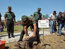 Penutupan TMMD Ke 104 Kodim 0824/Jember Pangdivif 2 Kostrad Tanam Pohon Bersama
