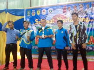 Lomba Karate Se Bengkalis Usai, Rasiman Manurung Serahkan Piala