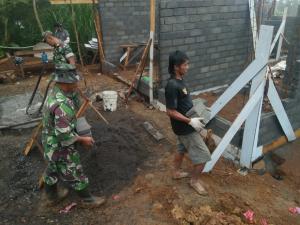 Tak Sabar Miliki Istana Baru,  Arif Kebut Kerjakan Rumahnya Bareng Satgas TMMD