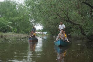 Jelang Pemilu, Kapolres Inhil Lintasi Sungai dan Sapa Masyarakat dengan Humanis