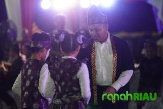 Gubernur Abdul Wahid Ajak Generasi Muda Tumbuhkan Semangat Kebangsaan lewat Puisi