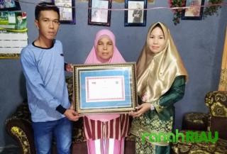 KPU Kuansing Serahkan Penghargaan Kemendagri Kepada Ahli Waris Petugas KPPS Yang Meninggal