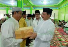 Sekda Inhil Serahkan Zakat Kepada 400 Mustahiq Kecamatan Gaung