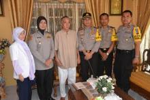 Jelang HUT POLRI ke 71 tahun, POLRESTA PEKANBARU Kunjungi Personil yang Menderita Sakit  Permanen