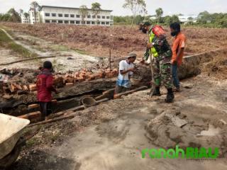 Babinsa Koramil 01 Bengkalis dan Masyarakat Melaksanakan Goro Bersama
