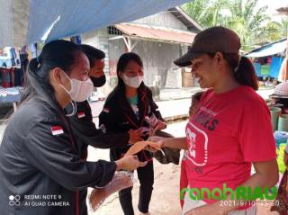 OSIS SMAN 2 Langgam bagikan masker dan sosialisasi Prokes di Pasar Langkan