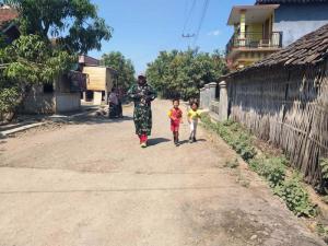 Pelatih Beladiri Dari Satgas TMMD Tegal, Ajak Lari Anak Desa