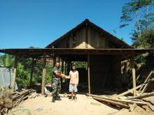 Anak Desa Kapiroe Senang Naik Mobil Dinas