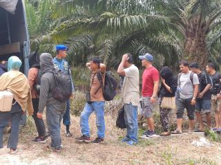 Tim Gabungan Intel Lanal Dumai Gagalkan 16 Orang Calon PMI ke Malaysia