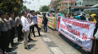 Mahasiswa dan Masyarakat Minta Polres Rohul Tangkap Mantan Kades Batang Kumu Tambusai